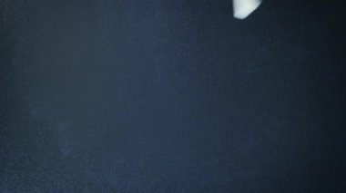 Tahtaya yazılmış merhaba. Tahtaya tebeşirle merhaba yazmak. Dikey video