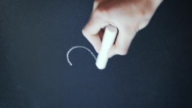 Profesör tebeşirle karatahta matematiksel formüller yazıyor. El, tahtaya basit aritmetik matematik denklemi yazar. İki artı iki, okul yönetim kurulunda yazan dörde eşittir. Dikey video