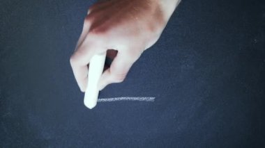 Sözcük teslim tarihi tahtada yazılı. Tahtaya tebeşirle son teslim tarihini yazıyor. Pazarlama ve iş stratejisi planlaması. Kariyer gelişimi. Dikey video