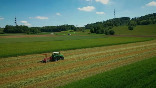Macchine Agricole Pesanti Che Lavorano Campo Girando Raccogliendo Erba Trattore — Video Stock