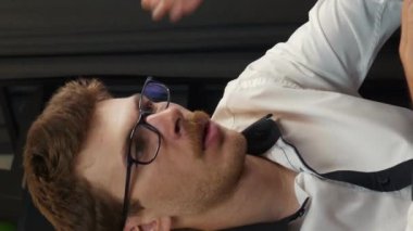 Aşırı yüklü işadamı ofiste çok çalıştıktan sonra yoruldu, gözlüğünü çıkardı, gözlerini ovuşturdu, yoruldu. Yorgun işçiler dizüstü bilgisayarda çok çalışırlar. Dikey video