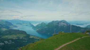 Lucerne Gölü 'ndeki Fronalpstock' tan turkuaz su ve kayalık dağlarla hava aracı görüntüsü. İsviçre Alpleri 'ndeki dağların üzerinden uçuyor. İsviçre 'deki Lucerne Gölü manzarası.