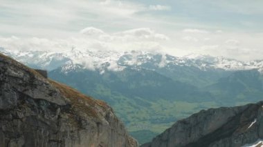 Pilatus Dağı 'ndan İsviçre Alplerindeki karlı kayalık dağların manzarası. İsviçre 'de karla kaplı dağların üzerinden uçan helikopter.