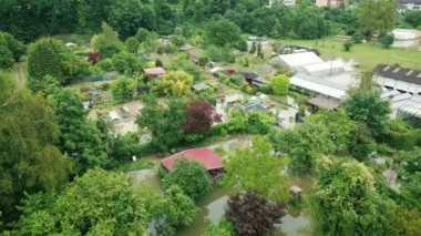 Yağmur ve selden sonra evleri sel basmış. Toplu doğal afetler ve yıkım. Waldshut-Tiengen, Almanya