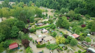 Almanya 'nın Waldshut-Tiengen kentindeki şiddetli fırtına sonrası Rhein nehri taşarak evleri yollarla doldurdu. Sel sonrası küçük bahçe evleri sular altında kaldı. Doğa tahribatı