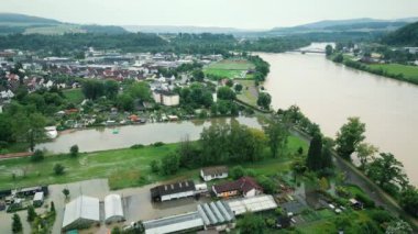 Almanya 'nın Waldshut kentinde sağanak yağmurdan sonra Rhein nehri kirli suyla doldu. Sel baskınından sonra evleri ve yolları su bastı. Doğa felaketleri ve yıkım. Drone hava görüntüsü