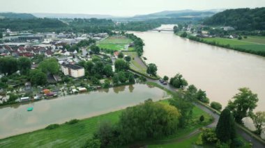 Almanya 'nın Waldshut-Tiengen kentinde sağanak yağmur sonrasında Rhein nehri kirli suyla dolup taşıyor. Sel baskınından sonra Rhein nehrinin yakınındaki evleri su bastı. Doğal yıkım ve felaket