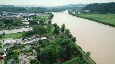 Almanya 'nın Waldshut kentinde yağan yağmurdan sonra Rhein nehri yakınlarındaki evleri ve binaları sel bastı. Taşan nehir Rhein 'i su üstüne su basıyor, insansız hava aracı görüntüsü...