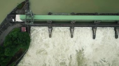 Su barajındaki açık kapılar, büyük bir su akıntısı ve beyaz köpükle dolu bir sandık. Rhein Nehri 'ni su basmış.
