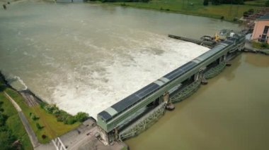 Açık kapılardan akan suyu olan hidroelektrik baraj, İHA 'dan hava manzaralı, Baden-Wurttemberg, Almanya. Ren nehri kirli suyla dolup taşıyor.