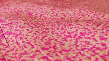 İnce pembe dalgalı geleceksel animasyon. Dalgalanan çizgilerle soyut arkaplan, döngüsüz animasyon. 3 boyutlu görüntüleme. Veri teknolojisi. Hareket grafikleri