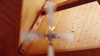Tavanda dönen pervaneli avize. Vantilatör ahşap tavanda dönüyor. Yelpazeli antika avize. Dikey video