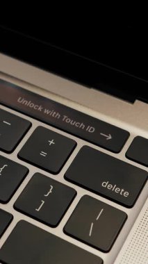 Laptop bilgisayarındaki dokunmatik kimlik sensörüyle kilidi aç. Parmak iziyle bilgisayarın kilidini açmak. Dikey video