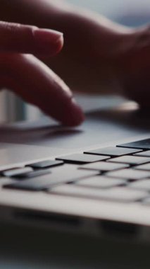 Dizüstü bilgisayar klavyesinde yazan ve internette arama yapmak için dokunmatik ped kullanan kadın eller, elleri kapatın. İş ofisi konsepti. Dikey video