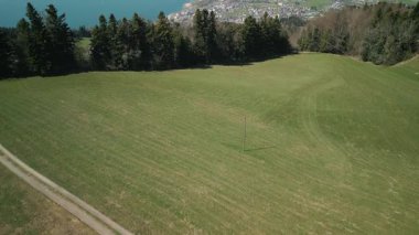 Bregenz, Avusturya 'dan Constance Gölü' nün havadan görünüşü. Bodensee Gölü ve Almanya 'daki Lindau şehri manzaralı yeşil tepeler ve çayırlar üzerinde uçan insansız hava aracı.