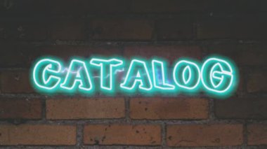 Tuğla duvar arkaplanındaki katalog neon kelimesi