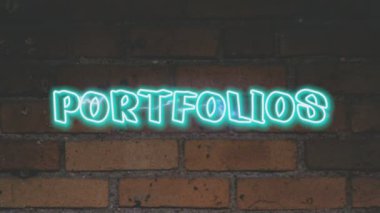 Portföyler. Mavi neon animasyon. Neon işareti animasyon metni. tuğla duvar arkaplan animasyonunda mavi neon metin