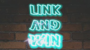 Link ve Mavi Neon animasyonu kazan. Neon işareti animasyon metni. tuğla duvar arkaplan animasyonunda mavi neon metin