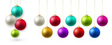 Şeffaf arkaplanda izole edilmiş renkli Noel topları seti.