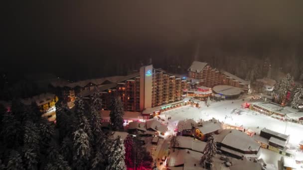 Noc Mist Ski Resort Neon Sklepy Ludzie Walking Zima Borovets — Wideo stockowe