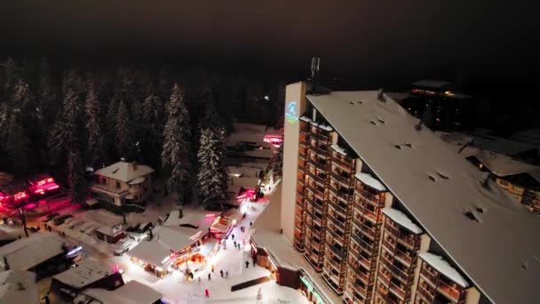 Névoa Noturna Ski Resort Neon Circle Revele Grandes Encostas Hotel — Vídeo de Stock