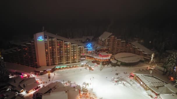 Night Mist Ski Resort Neon Shops Fly Big Hotel Zimowe — Wideo stockowe