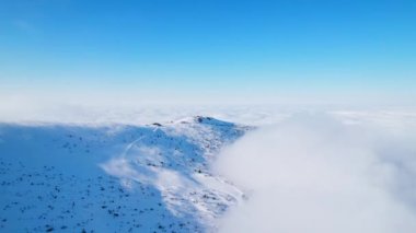 Bulutların Üzerindeki Dağ Tepesinde Kar Tepeleri Kayak Kulübesi Avrupa 'yı Borovetliyor