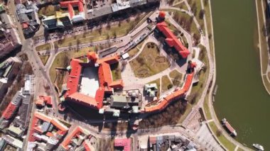 Kale Saat Kulesi Yaşayan Çeyreklikler Aşağı Bakış Zaman Çizelgesi Alçak Bahar Gününde İniş Krakow Polonya Şehir Merkezi Avrupa Tepe Nehri Tarihi Kalesi