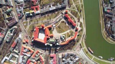 Kale Saat Kulesi Yaşayan Çeyreklikler Üst Görünüm Nehrin Çok Üstünden Güneşli Gün İHA Hava Aracı Krakow Polonya Şehir Merkezi Avrupa Tepesi Nehir Kalesi Tarihi