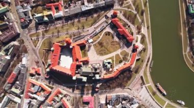 Kale Saat Kulesi Yaşayan Çeyreklikler Aşağı Yavaş Bakış Düşük Bahar Güneşli Hava Aracı Krakow Polonya Şehir Merkezi Avrupa Tepe Nehri Tarihi Kalesi