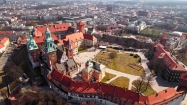 Kale Saat Kulesi Yaşam Çeyreklikleri Avluya Uçuyor Turistleri Açığa Çıkartıyor İnsansız Hava Aracı Krakow Polonya Şehir Merkezi Avrupa Tepe Nehri Tarihi Kalesi