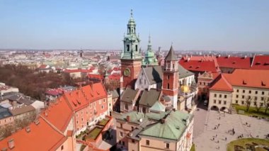 Kale Saat Kulesi Yaşayan Çeyreklikler Yörüngesi İHA İHA Kalkışı Krakow Polonya Şehir Merkezi Avrupa Tepe Nehri Kalesi Tarihi Kalesi