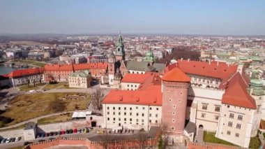 Kale Saat Kulesi Yaşayan Çeyreklikler Yörüngesi İHA Hava Aracı Krakow Polonya Şehir Merkezi Avrupa Tepesi Nehri Tarihi Kalesi