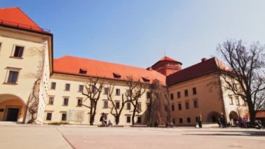 Kale Saat Kulesi Yaşayan Mahalle Turist Grupları Avluda Çocuklar Güneşli Gün İHA 'sı Polonya Hava Aracı Krakow Polonya Şehir Merkezi Avrupa Tepesi Nehir Tarihi Kalesi Kalesi
