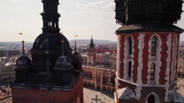 Aziz Mary Bazilikası Çatı Tarihi Anıtı 'nda Uçuyor Sabit Hayat Kafeleri Şehir Meydanı Kulesi İnsansız Hava Aracı Polonya Rönesansı Avrupa