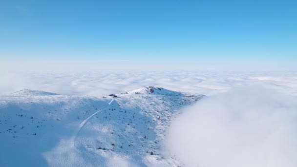 雪のピークスキーリゾートキャビン駅の上を飛ぶ無限の雲を明らかに Borovets Europe — ストック動画