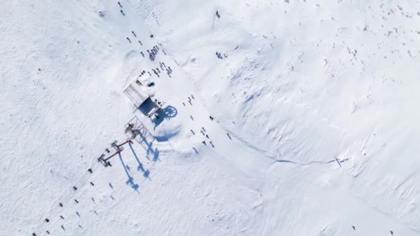 Sneeuwtoppen Skigebied Mensen Die Rusten Buurt Van Lift Station Lower — Stockvideo