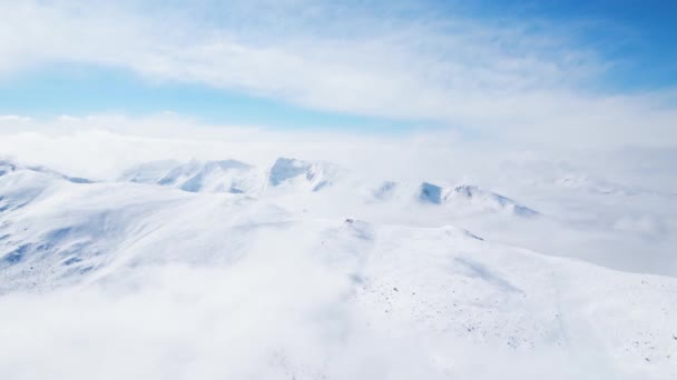 Snow Peaks Ski Resort Fly Forward Avslöja Flera Toppar Ovanför — Stockvideo