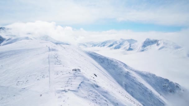 雲の上に雪のピークスキーリゾート上昇 Borovets Europe — ストック動画