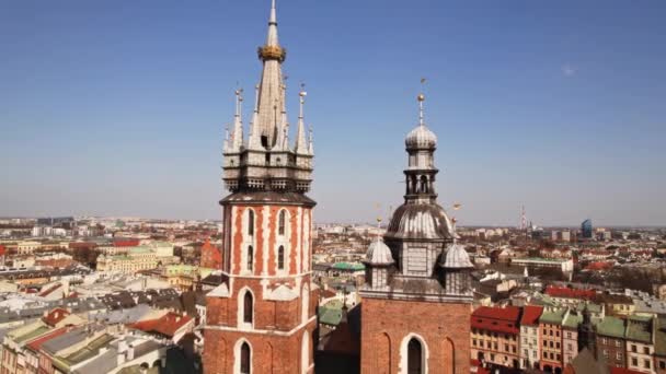 Mary Basilica Flyga Mellan Bell Towers Avslöja Lugn Historisk Stadsdel — Stockvideo