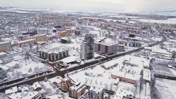 Invierno Nieve Ciudad Alta Vidrio Edificio Órbita Derecha Timelapse Drone — Vídeo de stock