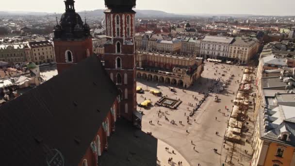 聖マリア大聖堂定常美しい眺め教会街の広場を見下ろす静物画ドローン空中クラクフポーランドルネサンスヨーロッパ — ストック動画