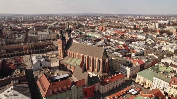 聖マリア大聖堂スローオービット晴れた日に町の広場の人々を明らかにドローン空中クラクフポーランドルネサンスヨーロッパ — ストック動画