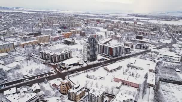 Zima Snow City Wysoki Szklany Budynek Powolna Orbita Prawa Drona — Wideo stockowe