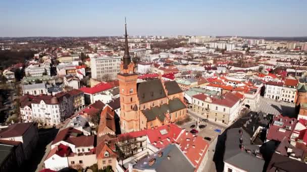 Τάρνο Αγροτική Πολωνία Εκκλησία Τροχιά Δεξιά Drone Εναέρια Ιστορική Πόλη — Αρχείο Βίντεο
