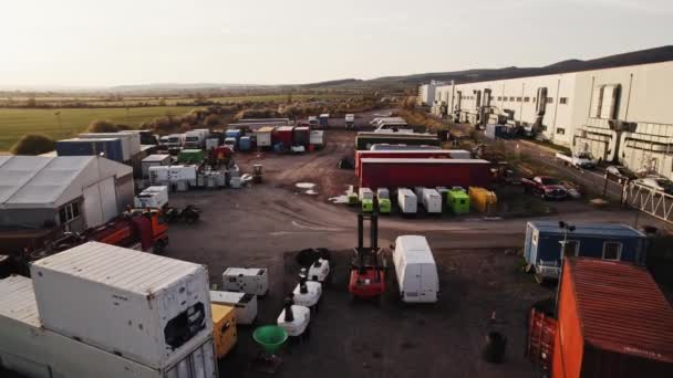 Produzione Film Studio Trucks Props Vola Attraverso Bulgaria Europa Sunny — Video Stock