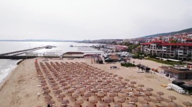 Lüks tatil beldesi FPV Sahil İnsansız Hava Aracı Karadeniz İniyor Bulgaristan Avrupa Turizmi Sezon Sonu