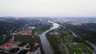 Prag Bulutlu Gün Sisi Avrupa Nehri Boyunca Uçuyor