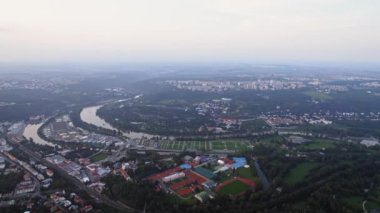 Prag Mavi Saati geçti Puslu Gündoğumu Su arıtma Tesisi üzerinden uçuyor Avrupa Spor Merkezi