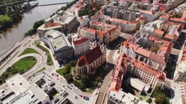 Prag Toprakları Kilisenin Üstünden Yaşayan Çeyrekliklere Uçuyor Tarihi Yerleşim Alanı İnsansız Hava Aracı Avrupa